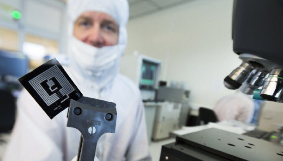 Researcher Geir Uri Jensen demonstrates successfully completed components containing magnesium circuits designed to transfer energy. These are soluble in water and disappear after a few hours. (Photo: Werner Juvik)