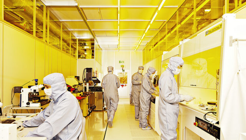 Even a single piece of dust or a tiny tremor in the floor can ruin weeks of work. At NTNU’s NanoLab, it’s all about full-body suits and careful movements. (Photo: Geir Mogen/NTNU)