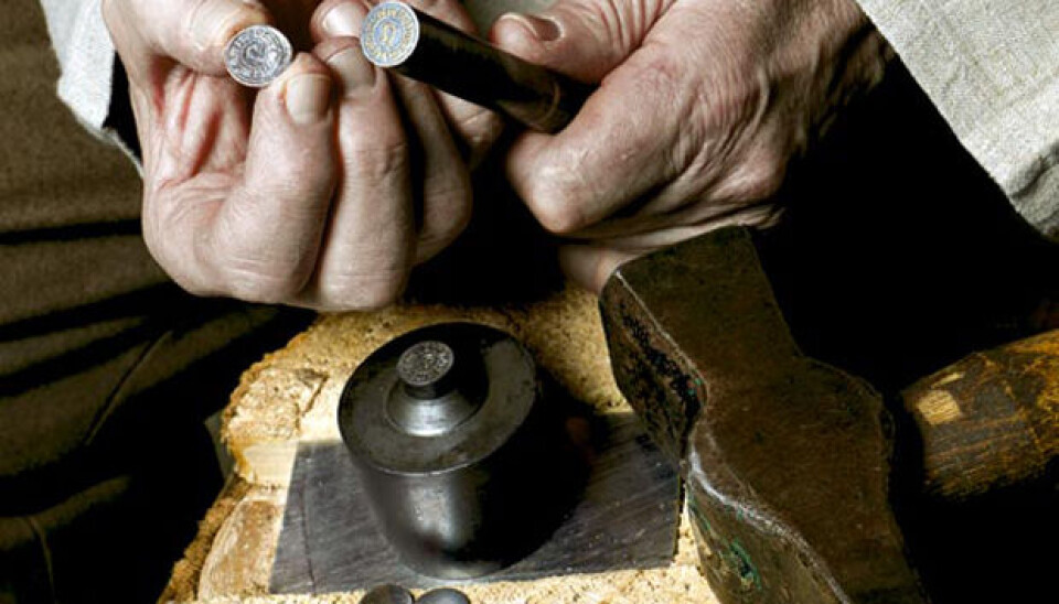 Metallurgist Otto Lohne shows the markings on the archbishop's coin, called “hvid”.
(Photo: Ole Morten Melgård)