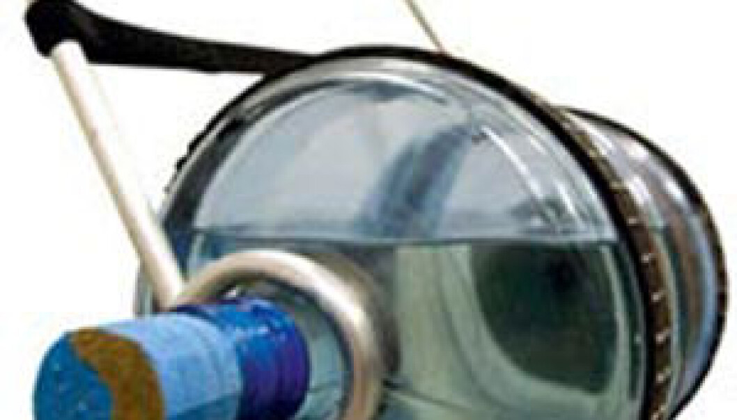 WATER PULK: An aluminium rod is bent around the neck of the water container. The container’s flat side is covered by a piece cut from a larger container. A wooden block is glued to the bottom where the other rod is attached through a hole. Bits of a rubber mat from a car are glued around the container to prevent stones in the road from making holes in the tank. (Photo: Olav Fåsetbru Kildal)
WATER PULK: An aluminium rod is bent around the neck of the water container. The container’s flat side is covered by a piece cut from a larger container. A wooden block is glued to the bottom where the other rod is attached through a hole. Bits of a rubber mat from a car are glued around the container to prevent stones in the road from making holes in the tank. (Photo: Olav Fåsetbru Kildal)