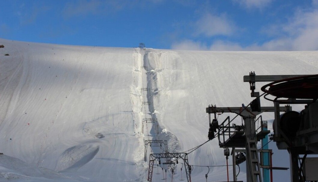 Fonna Glacier Ski Resort, where the measurements were made. A gravimeter has shown that the depth of the glacier has dropped seven metres in the past nine years. (Photo: Vegard Ophaug, NMBU) Fonna Glacier Ski Resort, where the measurements were made. A gravimeter has shown that the depth of the glacier has dropped seven metres in the past nine years. (Photo: Vegard Ophaug, NMBU)