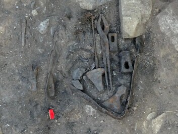 Tongs and a hammer. Archaeologists found more personal items deeper into the grave. (Photo: Howell Roberts, University Museum of Bergen) Tongs and a hammer. Archaeologists found more personal items deeper into the grave. (Photo: Howell Roberts, University Museum of Bergen)