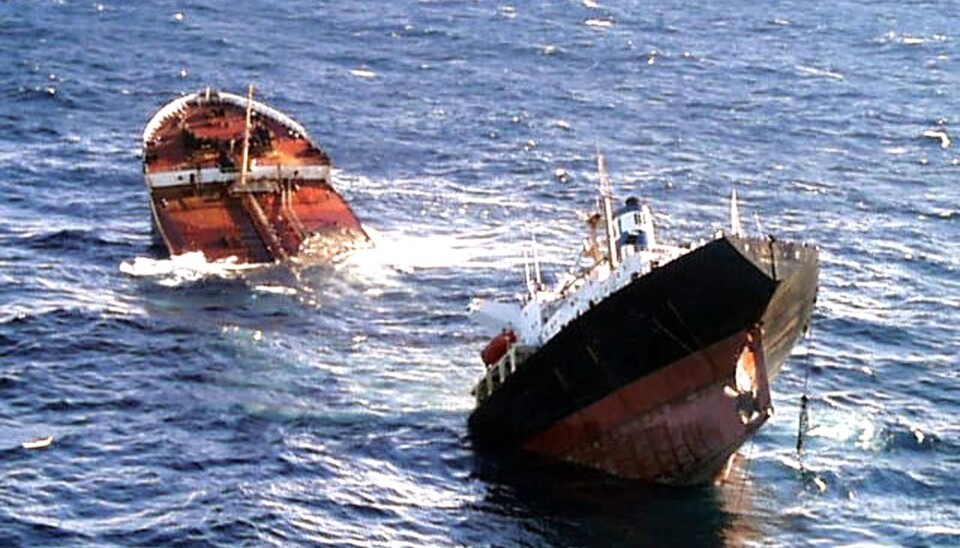 Over a thousand beaches were contaminated with 63,000 tonnes of crude oil when the Prestige oil tanker sank off the coast of Spain and Portugal in 2002. The environmental damage makes it the largest environmental disaster in that area on record. To prevent something similar from happening off the coasts of Northern Norway, Norway needs to monitor Russia’s plans to drastically increase its oil exports. (Photo: Scanpix / AFP)