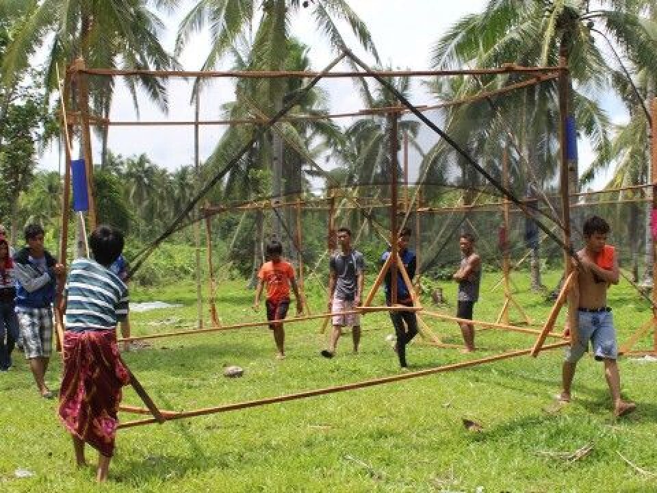 The Streetlight children help set up scaffolding for their new school. (Photo: Workshop/NTNU)