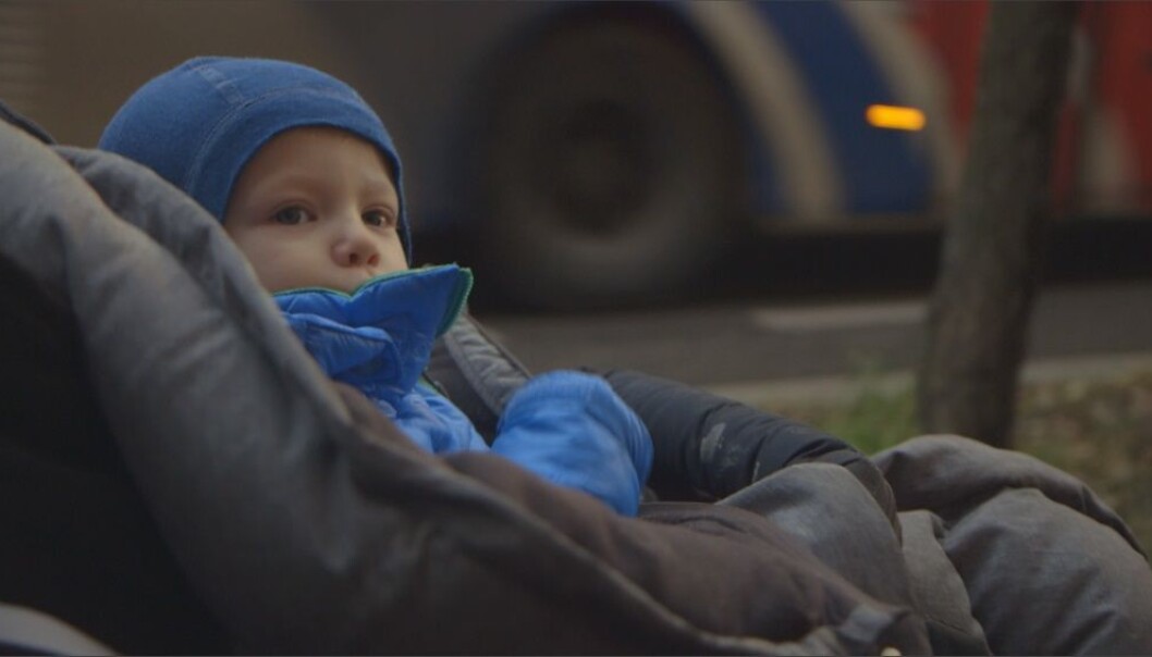 Children breathe at a faster rate than adults and are closer to the ground where the air is more polluted. Air pollution can even have an impact on the child in the womb. (Photo: Ole Andreas Grøntvedt / NRK) Children breathe at a faster rate than adults and are closer to the ground where the air is more polluted. Air pollution can even have an impact on the child in the womb. (Photo: Ole Andreas Grøntvedt / NRK)