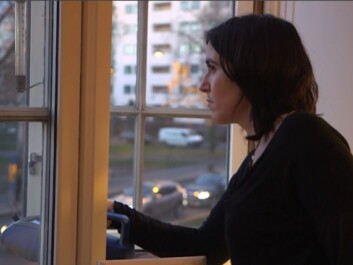 Researcher Nuria Castell from Norwegian Institute for Air Research (NILU) measures suspended dust levels from a window facing the busy Oslo street Kirkeveien. (Photo: Ole Andreas Grøntvedt / NRK) Researcher Nuria Castell from Norwegian Institute for Air Research (NILU) measures suspended dust levels from a window facing the busy Oslo street Kirkeveien. (Photo: Ole Andreas Grøntvedt / NRK)