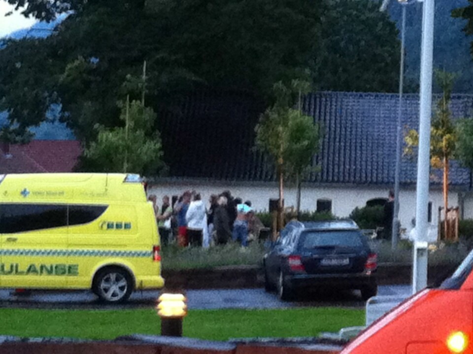 A blurry picture of the survivors from Utøya coming to the Sundvolden Hotel on the afternoon of 22 July, taken at a distance. Emergency personnel, relatives and politicians are also shown arriving. (Photo: Wenche Schønberg / Scanpix)