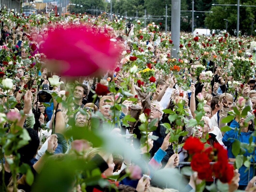27 July 2011. People come together for rose marches throughout the country. Here from Oslo’s Town Hall Square. (Photo: Krister Sørbø / VG) 27 July 2011. People come together for rose marches throughout the country. Here from Oslo’s Town Hall Square. (Photo: Krister Sørbø / VG)