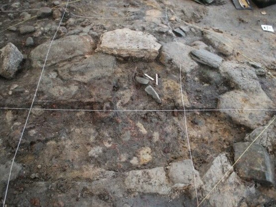 A 4000 year old grave where found in Sømmevågen, in the southwestern part of Norway. The picture shows the grave, including two axes laid out as the archaeologists found them. (Photo: Trond Meling, University of Stavanger)