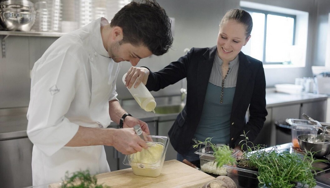 Chefs know how to make it- the sauce doctor has researched why it turns out the way it does. Guro Helgesdotter Rognså helps Daniel Rougé Madsen make mayonnaise. (Photo: Tommy Ellingsen, NTB scanpix)
Chefs know how to make it- the sauce doctor has researched why it turns out the way it does. Guro Helgesdotter Rognså helps Daniel Rougé Madsen make mayonnaise. (Photo: Tommy Ellingsen, NTB scanpix)