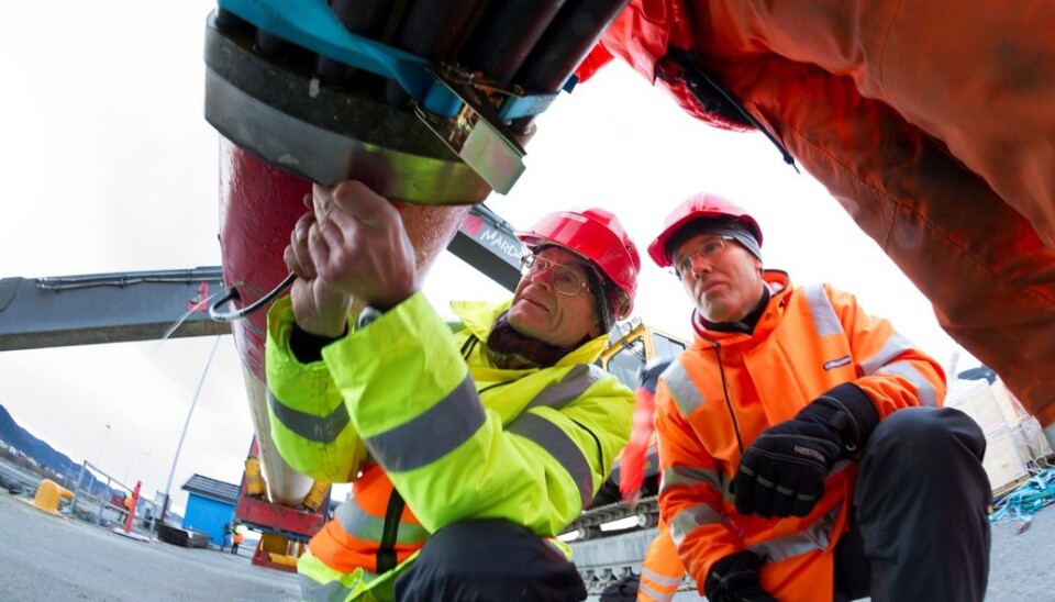 The new pipes mean that we can measure fatigue development and thus get accurate estimates of pipeline lifetimes', says scientist Ole Øystein Knudsen (to the right). (Photo: Sintef)