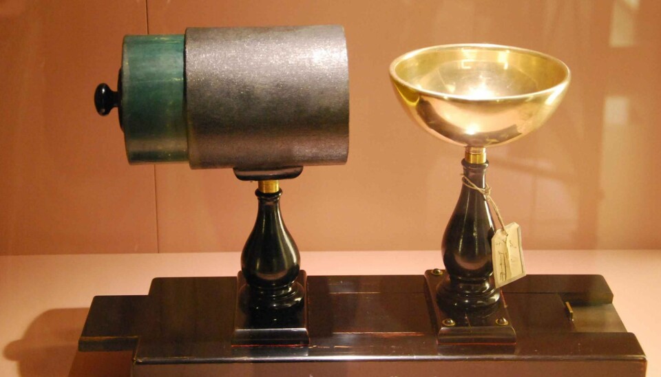 A bell and resonator from ca. 1880. A fiddle bow was run across the metal bell on the right and the tube with adjustable length resonated when the pitch matched. (Photo: Kari Oliv Vedvik)