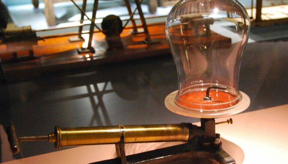 This air pump from 1910 was used to create a vacuum chamber for experimentation. It was a commonly instrument for teaching physics around the end of the 1800s. (Photo: Kari Oliv Vedvik)
