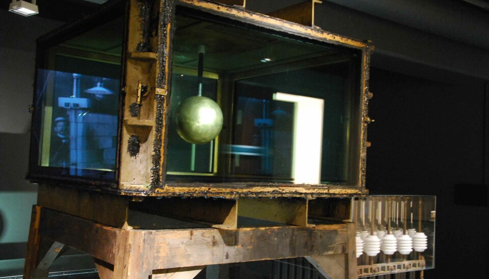 A glass chamber that represented outer space. It consists of a small magnetic sphere representing the Earth. The chamber made it possible to imitate several cosmic phenomena, including the Aurora Borealis (Northern Lights). This instrument was used by the researcher Kristian Birkeland, who was the first in Norway to demonstrate x-rays. (Photo: Kari Oliv Vedvik)