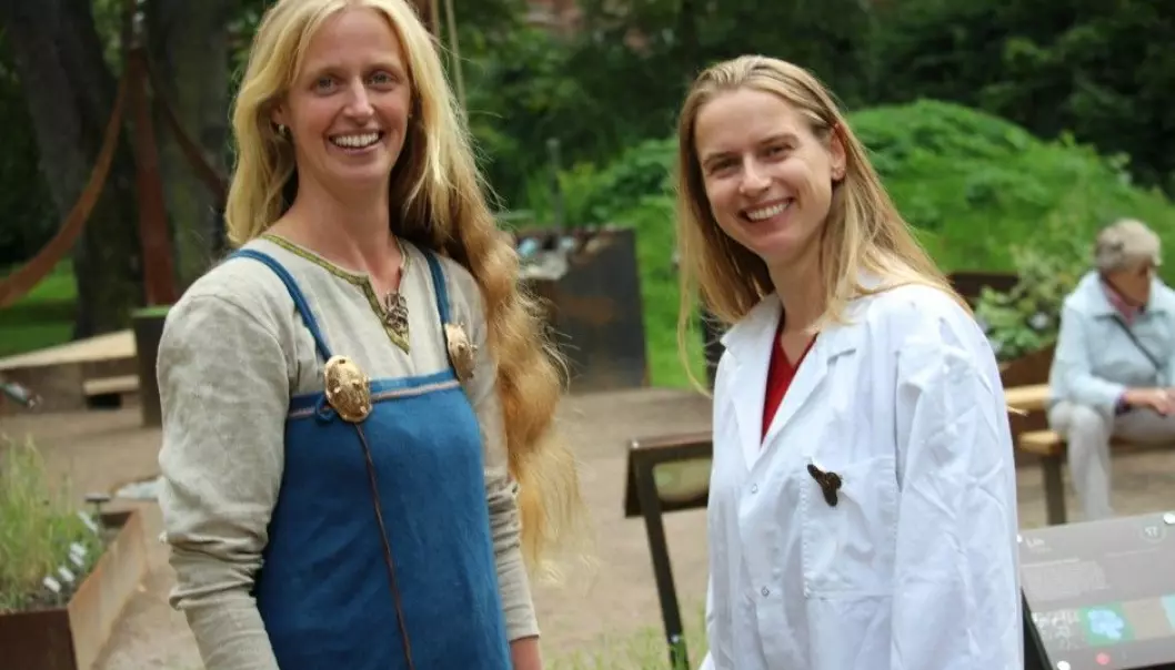 Anneleen Kool (left) has researched old plant DNA. Sanne Boessenkool has done research on penguins.  The two biologists are now engaged in studying how the Vikings spread biological material outside of Norway. (Photo: Dag Inge Danielsen)