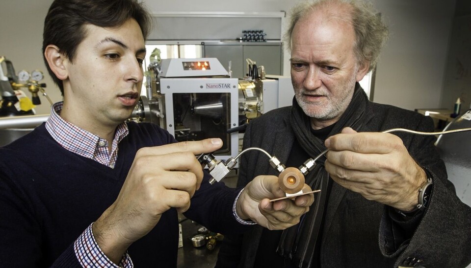 Leander Michels (left) and Jon Otto Fossum hold the chamber they use to study clay samples. They use X-rays to measure how much CO2 is contained in the clay. (Photo: Per Harald Olsen, NTNU)