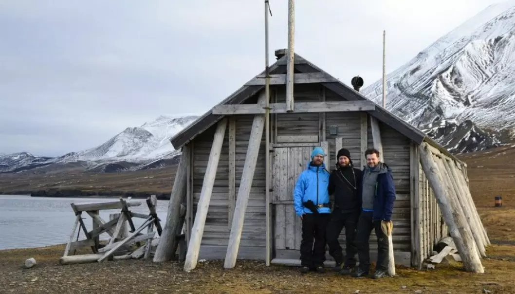 The 3D team in front of the abandoned whaling cabin on Ingebrigtsenbukta. From the left: André Gali, Trond Kasper Mikkelsen and Jan Dyre Bjerknes. (Photo: Trond Kasper Mikkelsen)