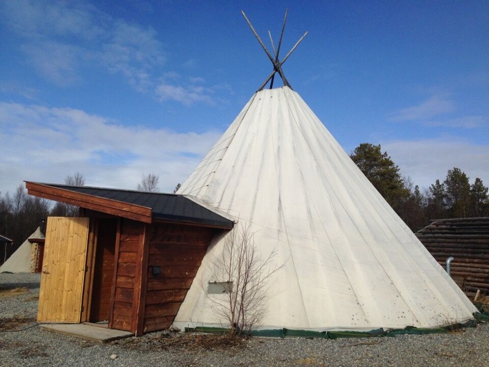 Sami husband and wife team Ellinor and Ailu Utsi, who together run the company Davvi Siida in Tana in Finnmark, have been plagued by smoke problems in their big tent at Kjøllefjord. (Photo: Sintef)