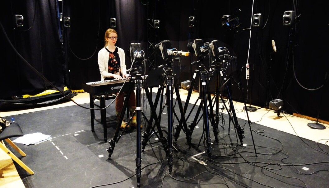 Nine cameras measure all of the pianist Christina Kobb’s finger movements during her performance of a Schubert sonata. (Photo: Alexander Refsum Jensenius/UiO) Nine cameras measure all of the pianist Christina Kobb’s finger movements during her performance of a Schubert sonata. (Photo: Alexander Refsum Jensenius/UiO)