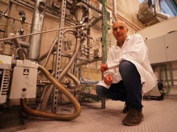 Engineer Hallgeir Klette at the fluidized bed reactor developed at the Institute for Energy Technology (IFE) at Kjeller, on the outskirts of Oslo. This technology is already in use but is being improved in cooperation with the industry. (Photo: Arnfinn Christensen) Engineer Hallgeir Klette at the fluidized bed reactor developed at the Institute for Energy Technology (IFE) at Kjeller, on the outskirts of Oslo. This technology is already in use but is being improved in cooperation with the industry. (Photo: Arnfinn Christensen)