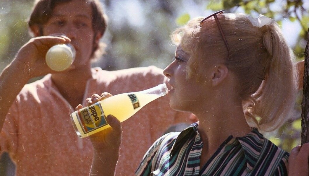 Sugary soft drinks were considered healthy in the 1970. Research informed the public that sugar would neither make them overweight or give them cardiovascular problems. The above photo is an advertisement from a brewing and bottling company in Trondheim, EC Dahl. (Photo: Schrøder / Sverresborg Trøndelag Folkemuseum) Sugary soft drinks were considered healthy in the 1970. Research informed the public that sugar would neither make them overweight or give them cardiovascular problems. The above photo is an advertisement from a brewing and bottling company in Trondheim, EC Dahl. (Photo: Schrøder / Sverresborg Trøndelag Folkemuseum)