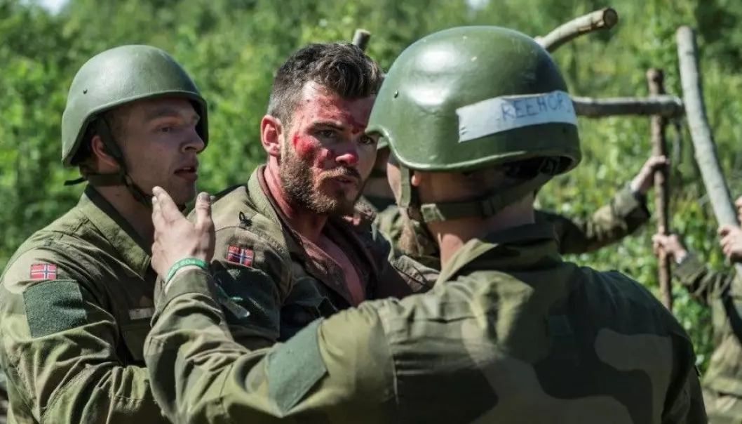 Two candidates try to treat a “injured” soldier during the application process to the Norwegian Armed Forces officer training programme. (Photo: Norwegian Armed Forces)