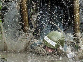It’s tough going when aspiring applicant Ommundsen and the rest of his team tries to qualify. The teams are measured on their times, so it pays to help others through the challenges. (Photo: Norwegian Armed Forces) It’s tough going when aspiring applicant Ommundsen and the rest of his team tries to qualify. The teams are measured on their times, so it pays to help others through the challenges. (Photo: Norwegian Armed Forces)