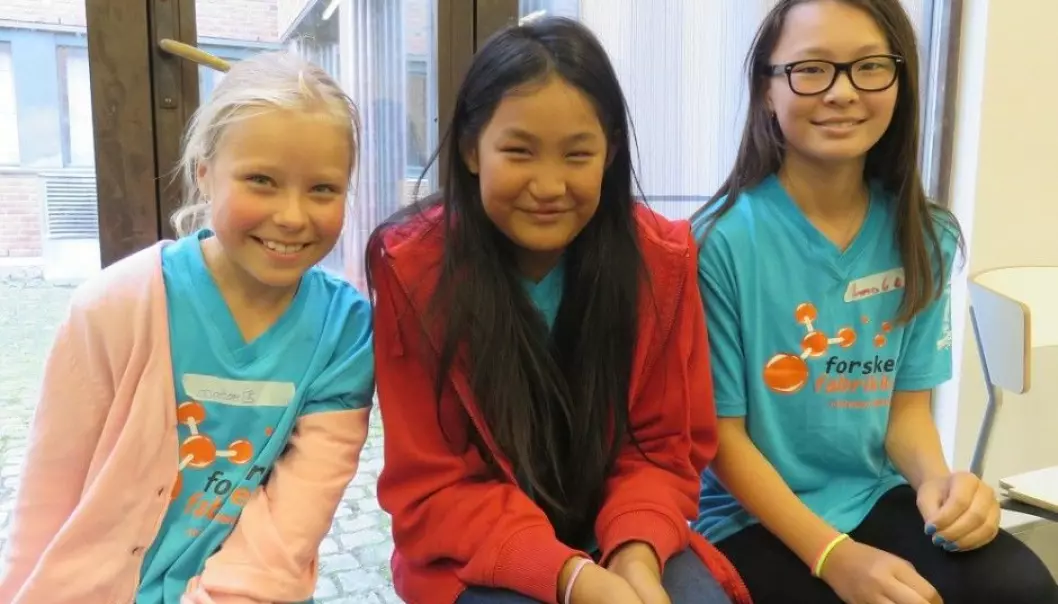 Anine Wiik Nilsen (9), Elise Bremer (10) and Amalie Ruthenbeck (12) have chosen to spend some of their summer holiday to learn more about the sciences. (Photo: Nora Heyerdahl)
