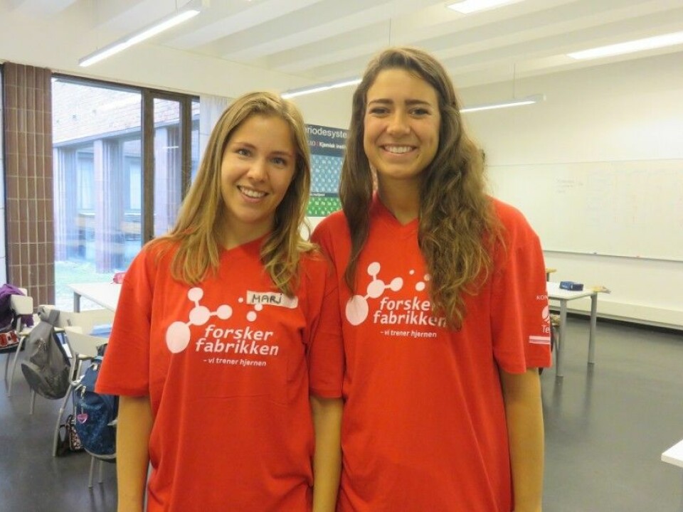 Mari Bøe and Malene Nyhus are studying to be secondary school science teachers and are instructors at Forskerfabrikken. (Photo: Nora Heyerdahl)