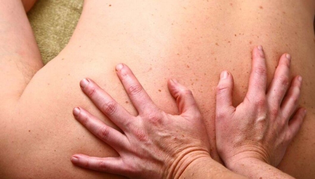 Chiropractic treatments are really hands-on – and patients feel them. So how can researchers get patients to believe that they have been given a chiropractic treatment if in fact they have not? (Illustration photo: Microstock) Chiropractic treatments are really hands-on – and patients feel them. So how can researchers get patients to believe that they have been given a chiropractic treatment if in fact they have not? (Illustration photo: Microstock)
