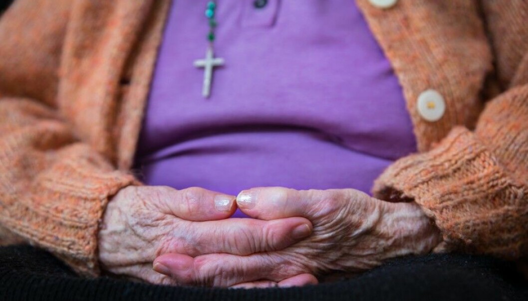 Liv Skomakerstuen Ødebehr is a researcher at Hedmark University College who has studied the experiences of nurses and caregivers in providing spiritual care to the elderly and patients with dementia. She believes that nurses should be able to pray with patients if they ask. (Photo: Microstock, NTB Scanpix)