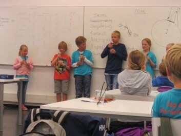 Students at Forskerfabrikken learn about high and low pressure. (Photo: Nora Heyerdahl) Students at Forskerfabrikken learn about high and low pressure. (Photo: Nora Heyerdahl)