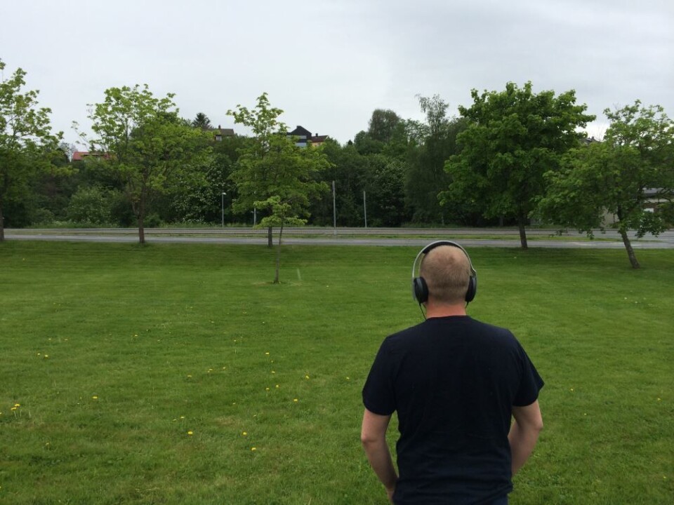 Scientist Audun Solvang at SINTEF ICT looks toward a road with no running cars. Nevertheless he can hear the traffic. (Photo: Sintef)