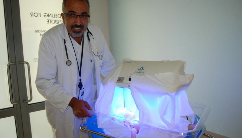 “Phototherapy for newborns with jaundice is more effective when the sides of the bassinet are hung with a white sheet to reflect the light,” says Khalaf Mreihil. (Photo: Anne Lise Stranden, forskning.no)