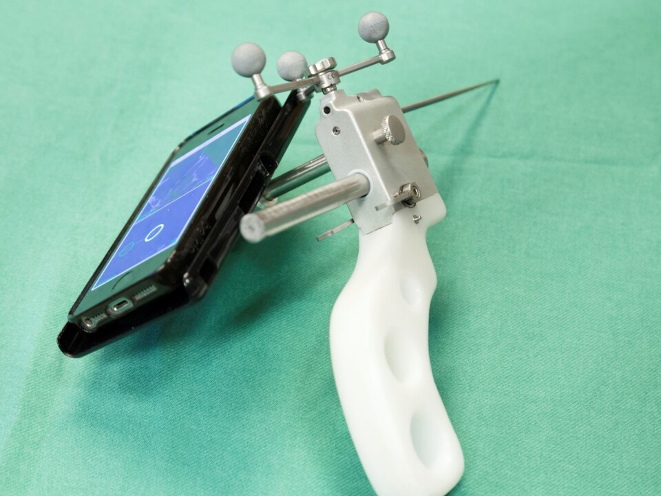 With the new navigation system an iPhone can be installed on the instrument, and the surgeon can operate without having to shift his line of vision. (Foto: Thor Nielsen)