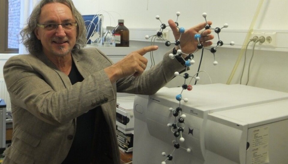 Pål Rongved with a sphere model of the molecule on which he pins great hopes. (Photo: Norunn K. Torheim)