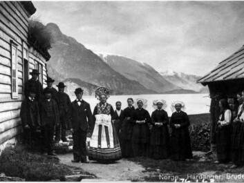 Photograph of a wedding procession from around 1890. By then the custom of bride gifts had diminished, but the beautiful folk costumes were retained. (Photo: Axel Lindahl. Used with permission from Norwegian Folk Museum) Photograph of a wedding procession from around 1890. By then the custom of bride gifts had diminished, but the beautiful folk costumes were retained. (Photo: Axel Lindahl. Used with permission from Norwegian Folk Museum)