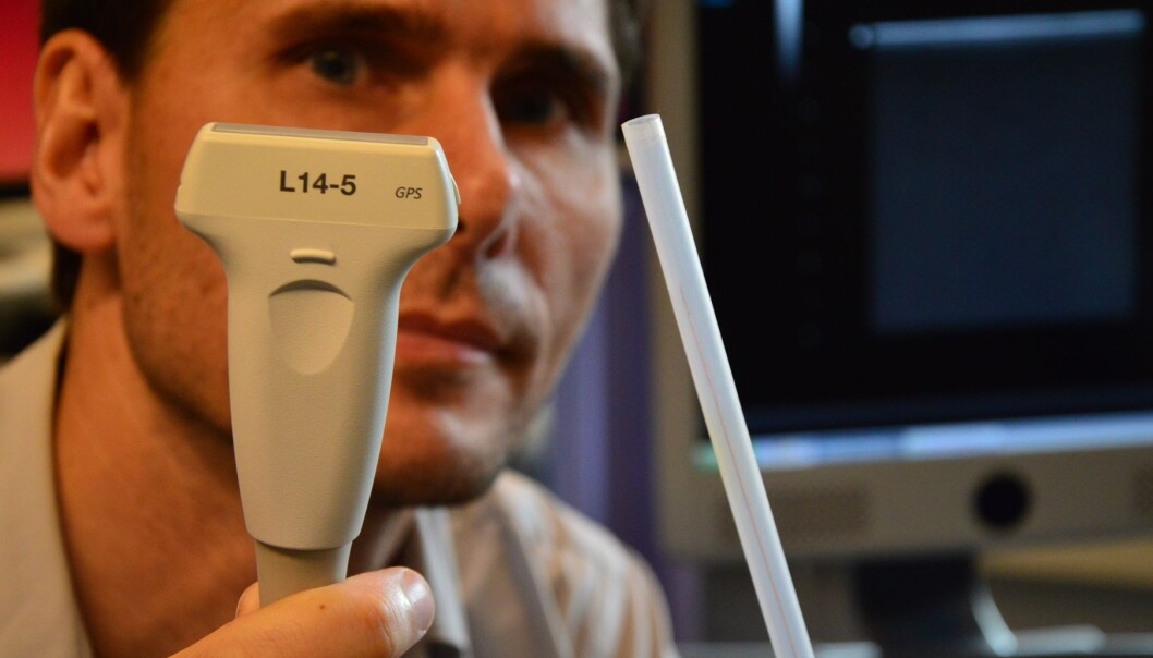 SINTEF researcher Frank Lindseth emphasises that this tool is intended to act as an assistant and a guide during the ultrasound-guided insertion of the needle. It is not a robot. (Photo: Kathinka Høyden)
SINTEF researcher Frank Lindseth emphasises that this tool is intended to act as an assistant and a guide during the ultrasound-guided insertion of the needle. It is not a robot. (Photo: Kathinka Høyden)