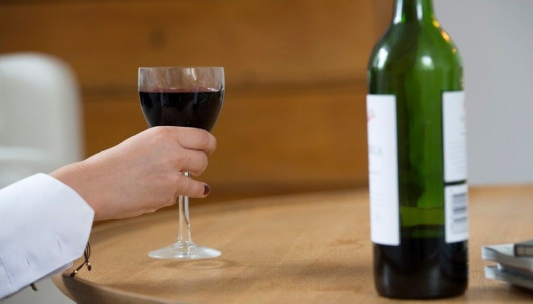 Alcohol opens up the bronchia. This is why some COPD patients actually sleep better after an tippling. (Photo: Fredrik Sandberg, Scanpix) Alcohol opens up the bronchia. This is why some COPD patients actually sleep better after an tippling. (Photo: Fredrik Sandberg, Scanpix)