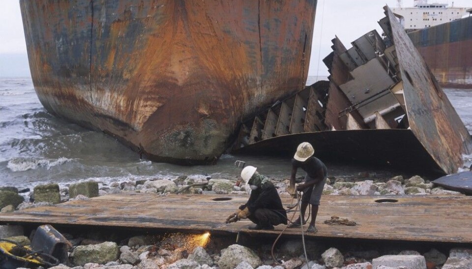 Workers at shipbreaking space at Chittagong in Bangladesh. NILU's measurements show high levels of pollutants in the air. (Photo: AKG-images)