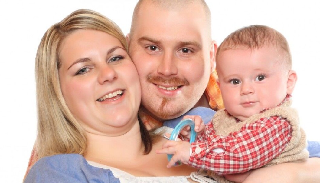 Insufficient sleep is a family problem when parents are overweight or obese. But is their heaviness leading to poor sleep, or the lack of proper sleep leading to the weight problem? (Illustrative photo: Kletr / Shutterstock / NTB scanpix) Insufficient sleep is a family problem when parents are overweight or obese. But is their heaviness leading to poor sleep, or the lack of proper sleep leading to the weight problem? (Illustrative photo: Kletr / Shutterstock / NTB scanpix)