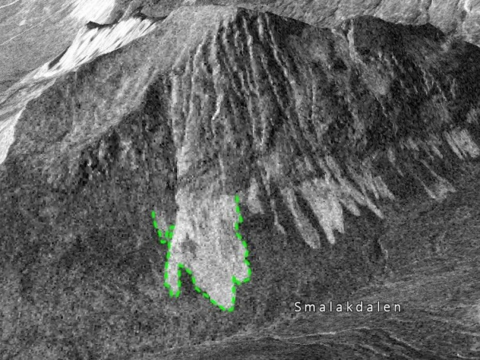 The green line shows where researchers have traced the outline of the avalanche at the base of the slide. The image shows how the avalanche stands out against the contrast of the surrounding snowpack. The undisturbed snowpack reflects radar poorly so that it looks darker in the images. (Photo: Norut)