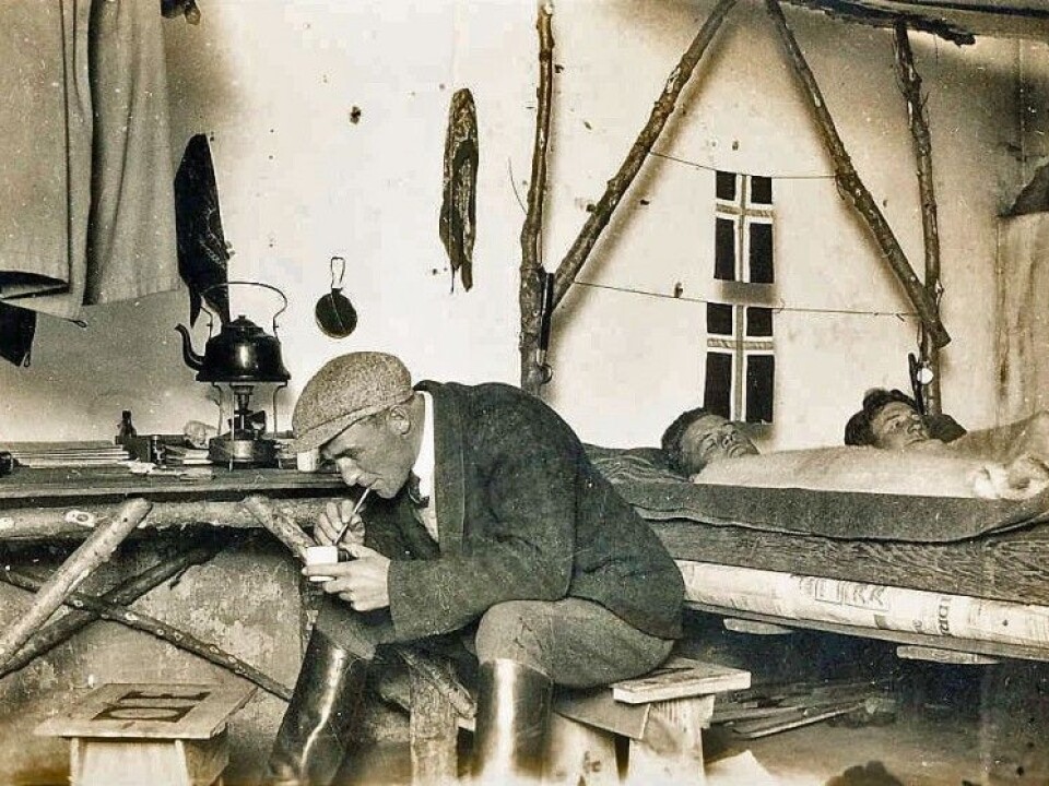 Olav Gjøvdal is sipping yerba mate from a straw. The emigrants drank this traditional South American tea-like drink to avoid scurvy as a result of the meat-rich diet. Ottar Enger (middle) and Ole Viborg Høiby are laying on the bed. (Photo: private)