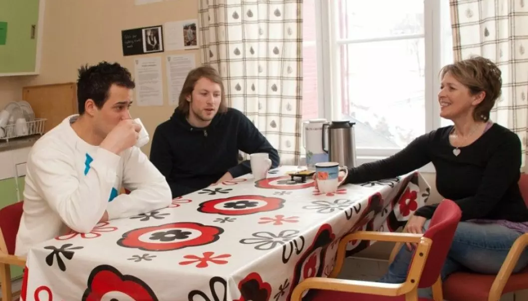 A few years ago, Kevin Nystad, on left, was alone and on the run from violence and threats. When social worker Marianne Andreassen, on right, came to his house, it completely changed his situation. He became an apprentice in Sortland municipality. Here they are sitting together with Øystein Bjørnstad Lindbeck, who also works on the project in Sortland. (Photo: Hanne Løkås Veigaard)