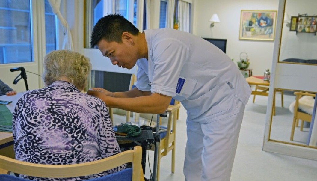 As seniors become steadily sicker, elderly care becomes more demanding. Nurse Oliver Li has expertise in palliative care in the last stages of life, and would like more people to get training. (Photo: Ida Kvittingen, forskning.no) As seniors become steadily sicker, elderly care becomes more demanding. Nurse Oliver Li has expertise in palliative care in the last stages of life, and would like more people to get training. (Photo: Ida Kvittingen, forskning.no)
