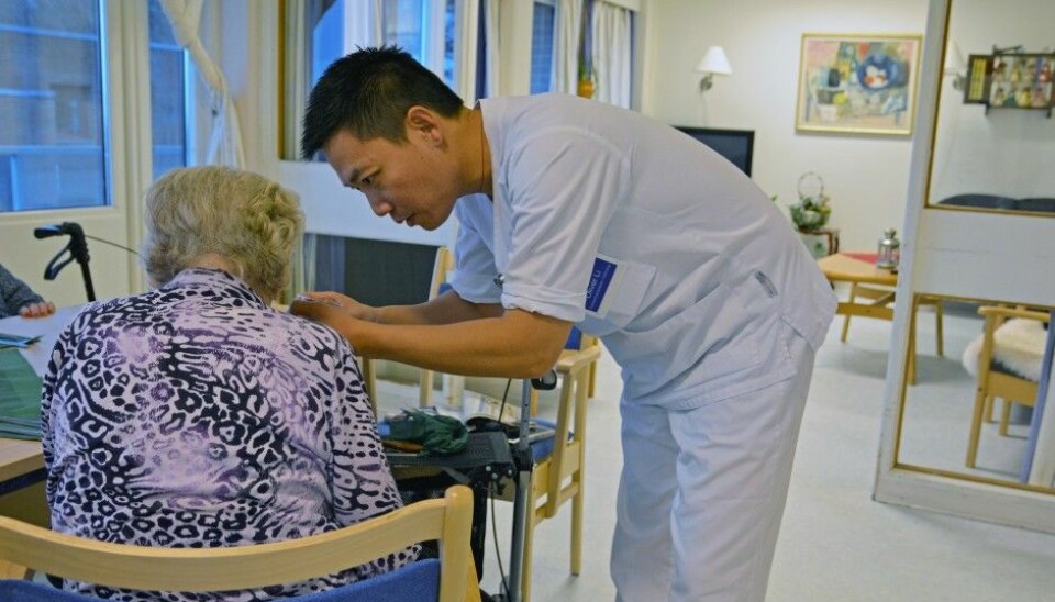 As seniors become steadily sicker, elderly care becomes more demanding. Nurse Oliver Li has expertise in palliative care in the last stages of life, and would like more people to get training. (Photo: Ida Kvittingen, forskning.no)