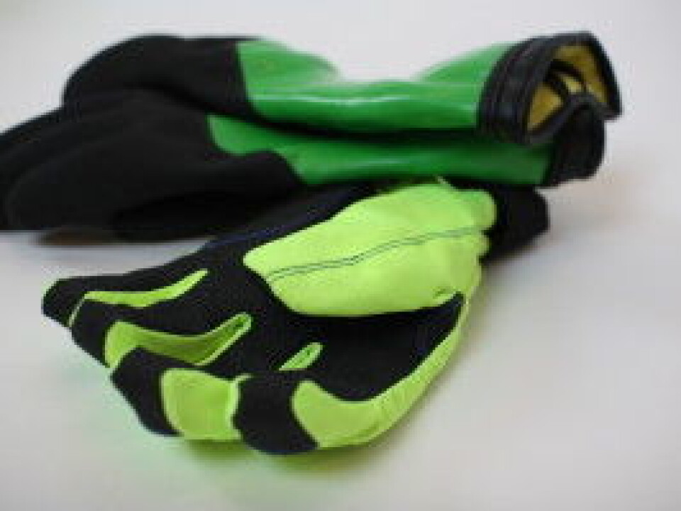 Several different types of gloves have been developed as part of this project. These have been specially designed to conform to the natural curvature of the fingers and are fitted with an inner woollen lining to keep the hands warm. The gloves in the background are specially developed for work in wet and cold conditions. (Photo: SINTEF)