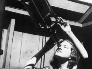 Vera Rubin looks through a telescope at Vassar College around 1947. In her career as an astrophysicist, she made several discoveries that would have profound implications for physics. For example, enormous amounts of matter in the universe appear to be missing. (Photo: Science Photo Library / NTB Scanpix)