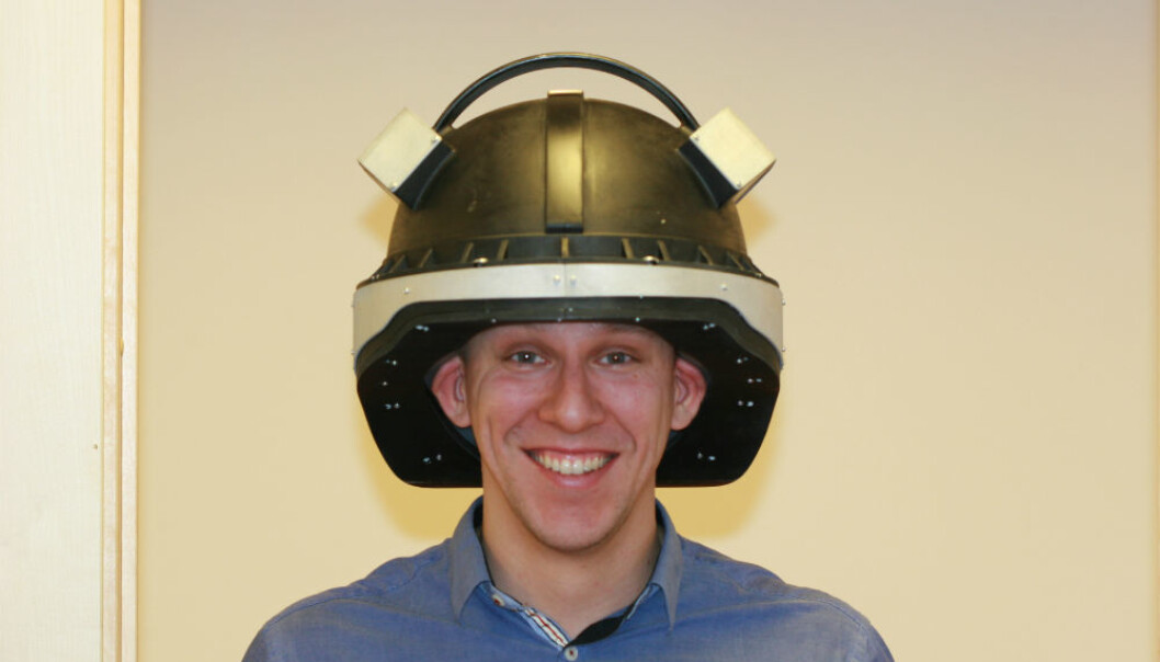The prototype of the helmet is large – weighing in at 4.5 kilos – and reminds of something out of Star Wars. (Photo: SINTEF) The prototype of the helmet is large – weighing in at 4.5 kilos – and reminds of something out of Star Wars. (Photo: SINTEF)