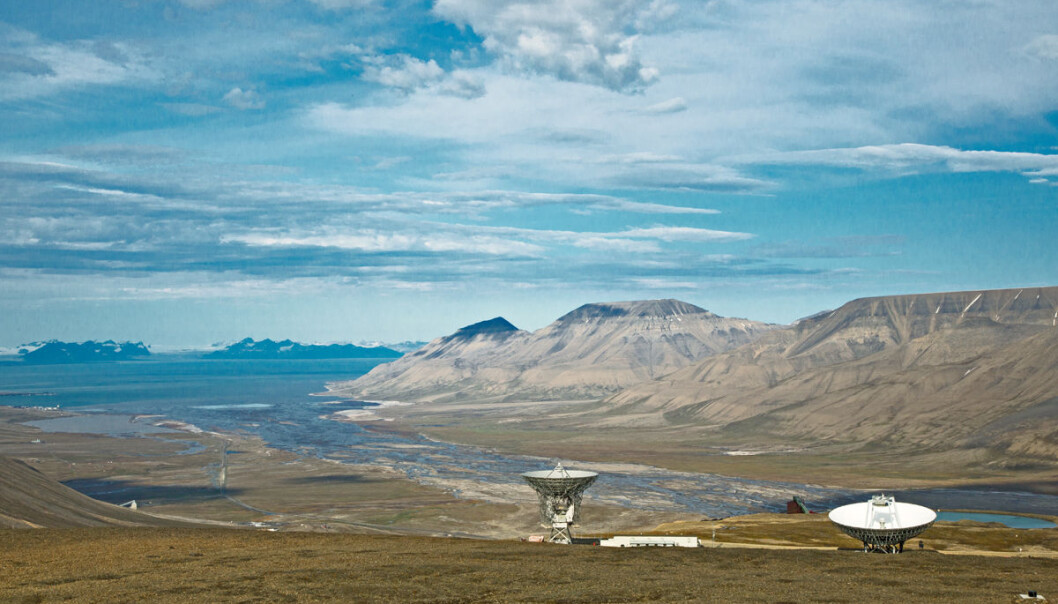 Using the two parabolic antennas of EISCAT, researchers can measure the temperature, speed and electron density of the electrically charged gas in the ionosphere. Photo: Yngve Vogt Using the two parabolic antennas of EISCAT, researchers can measure the temperature, speed and electron density of the electrically charged gas in the ionosphere. Photo: Yngve Vogt